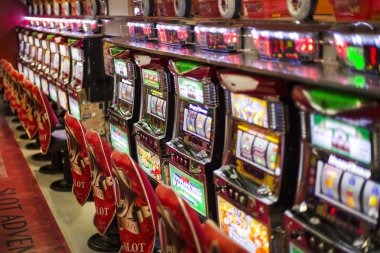 Live dealer at Taiwan Pools table with real-time chat interface